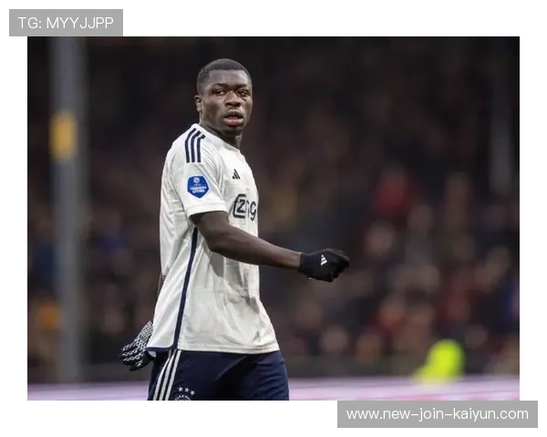 阿贾克斯攻势反复冲击肋区，布罗比连续形成威胁处理